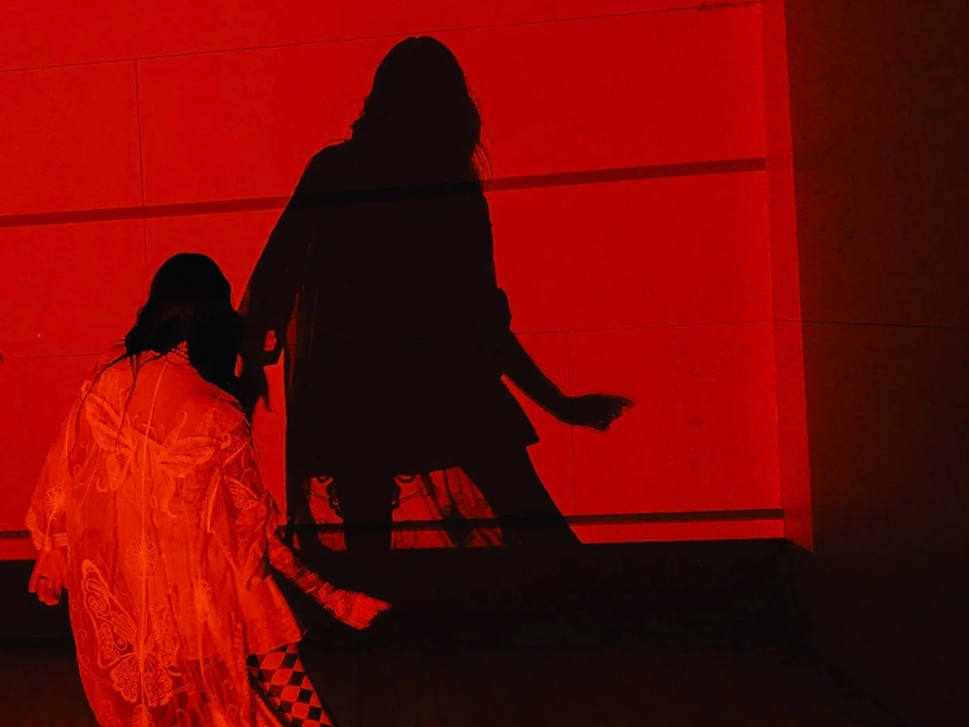 Black-and-white live performance with projection and movement in an experimental venue